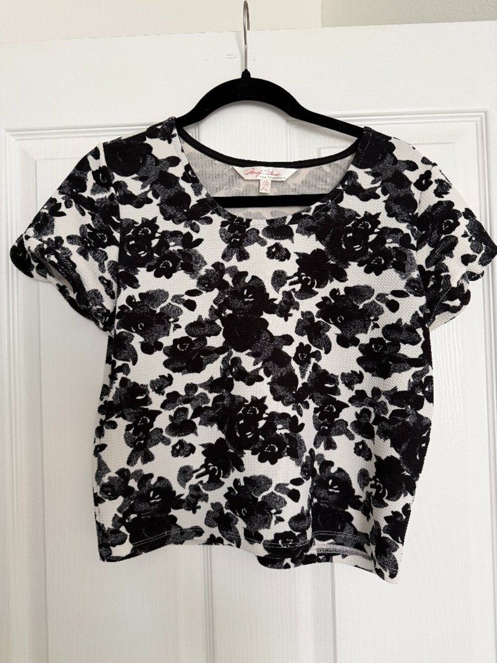 Cute Cropped Black & White Floral Shirt
